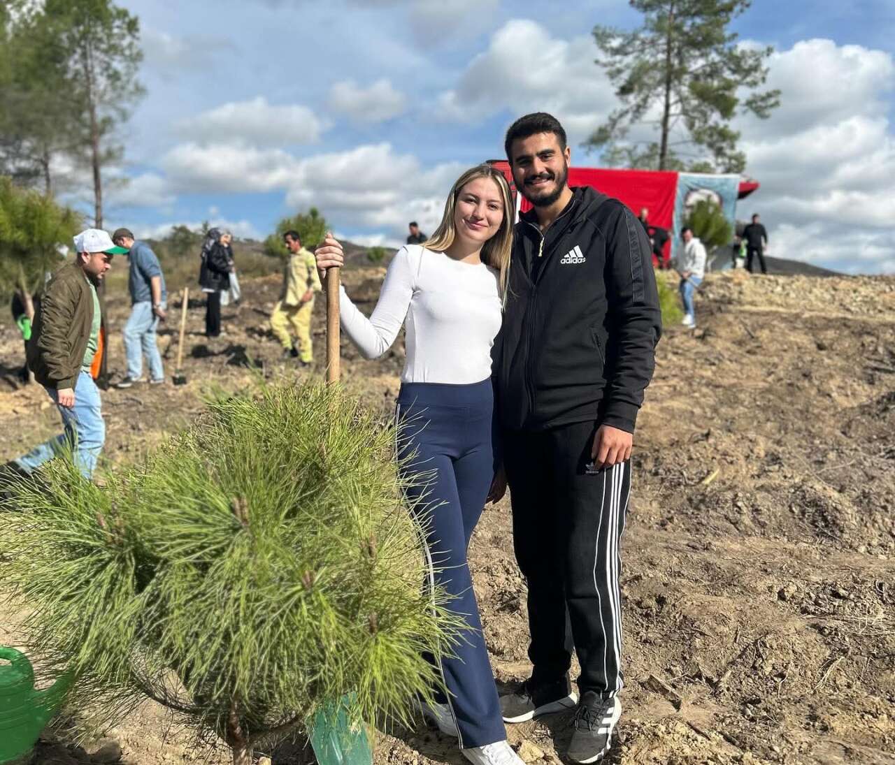 Kavaklıdere’de 11.11’de Anlamlı Buluşma: 11 Çift, “Ailem Bir Fidan” Diyerek Geleceğe Nefes Oldu 3